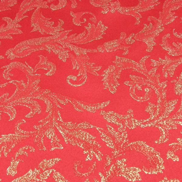 Rot Baumwollstoff mit zeitlosen, glitzernden Barockmotiven, 280 cm breit.