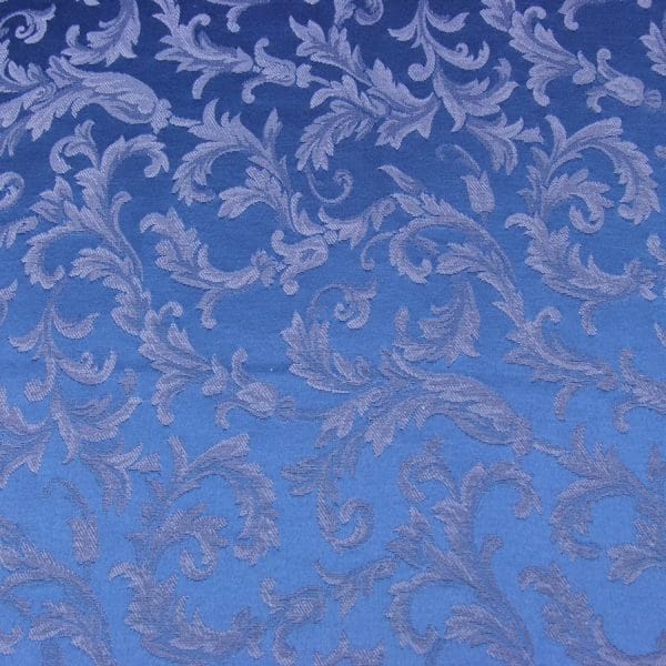335 cm brede blauw katoenen stof met tijdloze barokmotieven