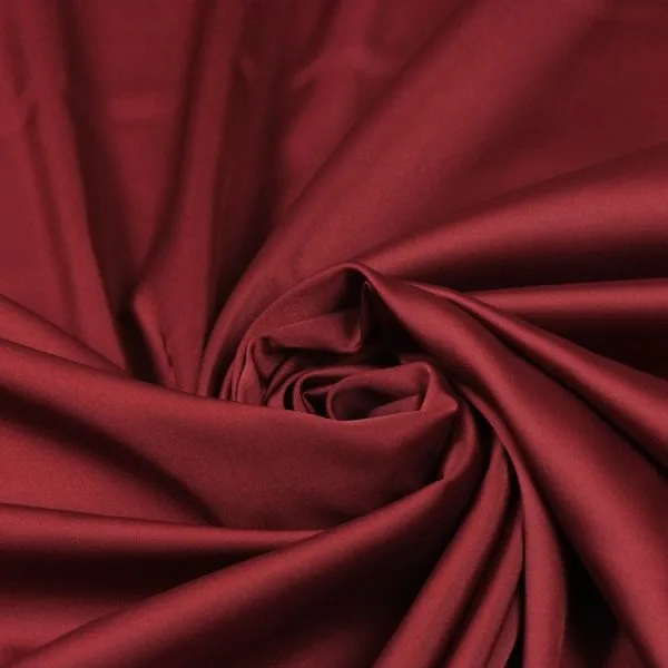 Dehnbarer seidiger Stoff in Bordeaux