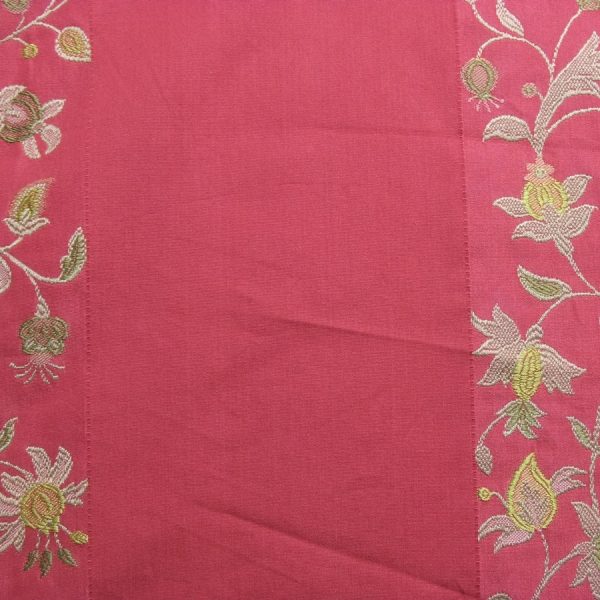 Tissu jacquard rose framboise brodé fleurs - Élégance douce