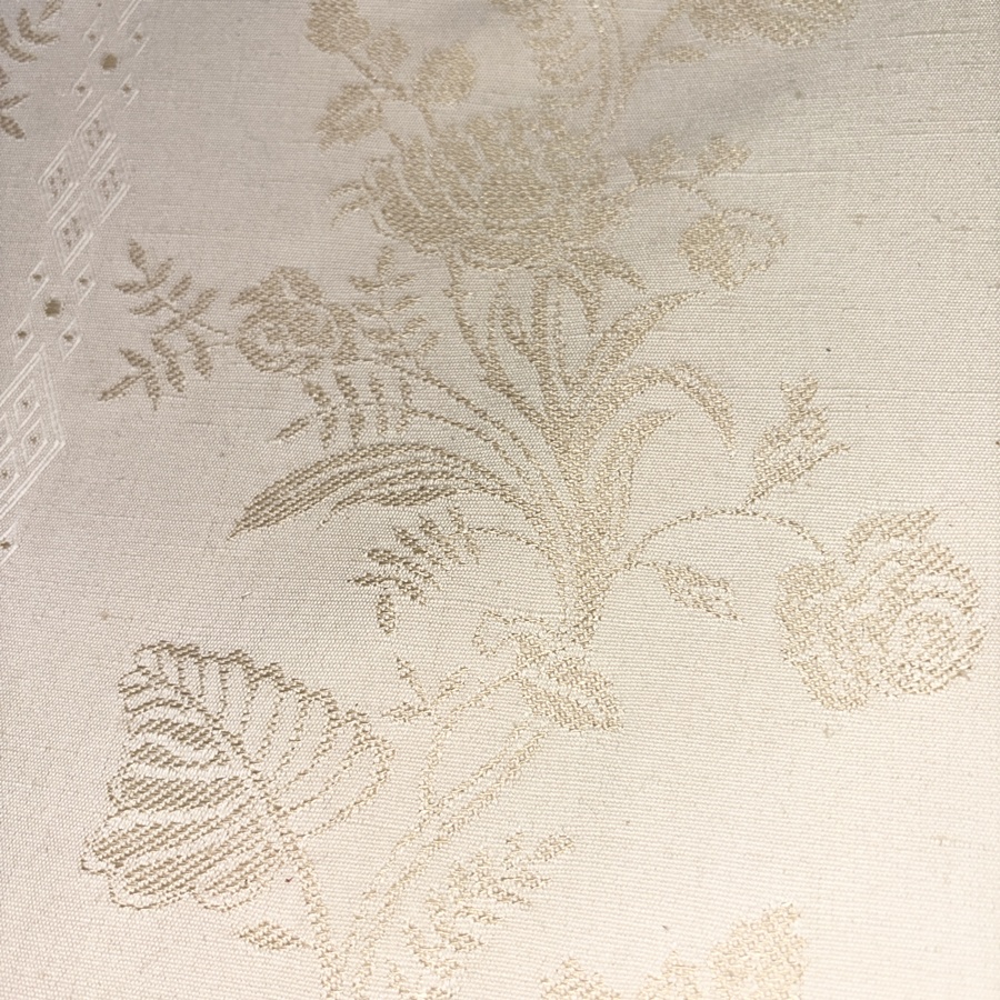 Tissu coton beige à bande brodé fleuri doré (1) Tissu coton beige à bande brodé fleuri doré (1)