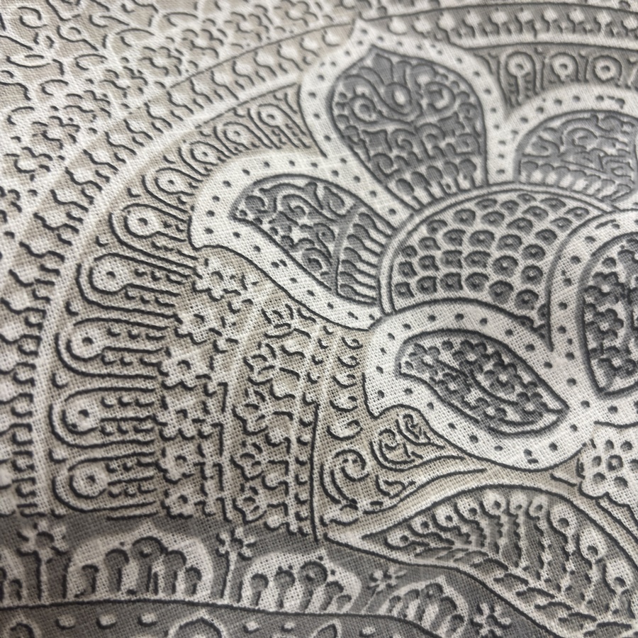Tissu coton ramie imprimé arabesque gris pour ameublement (2) Tissu coton ramie imprimé arabesque gris pour ameublement (2)