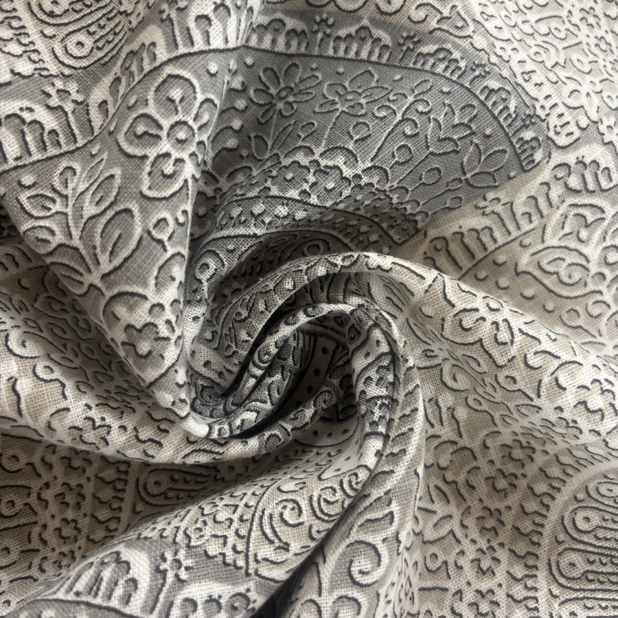 Tissu coton ramie imprimé arabesque gris pour ameublement (3) Tissu coton ramie imprimé arabesque gris pour ameublement (3)