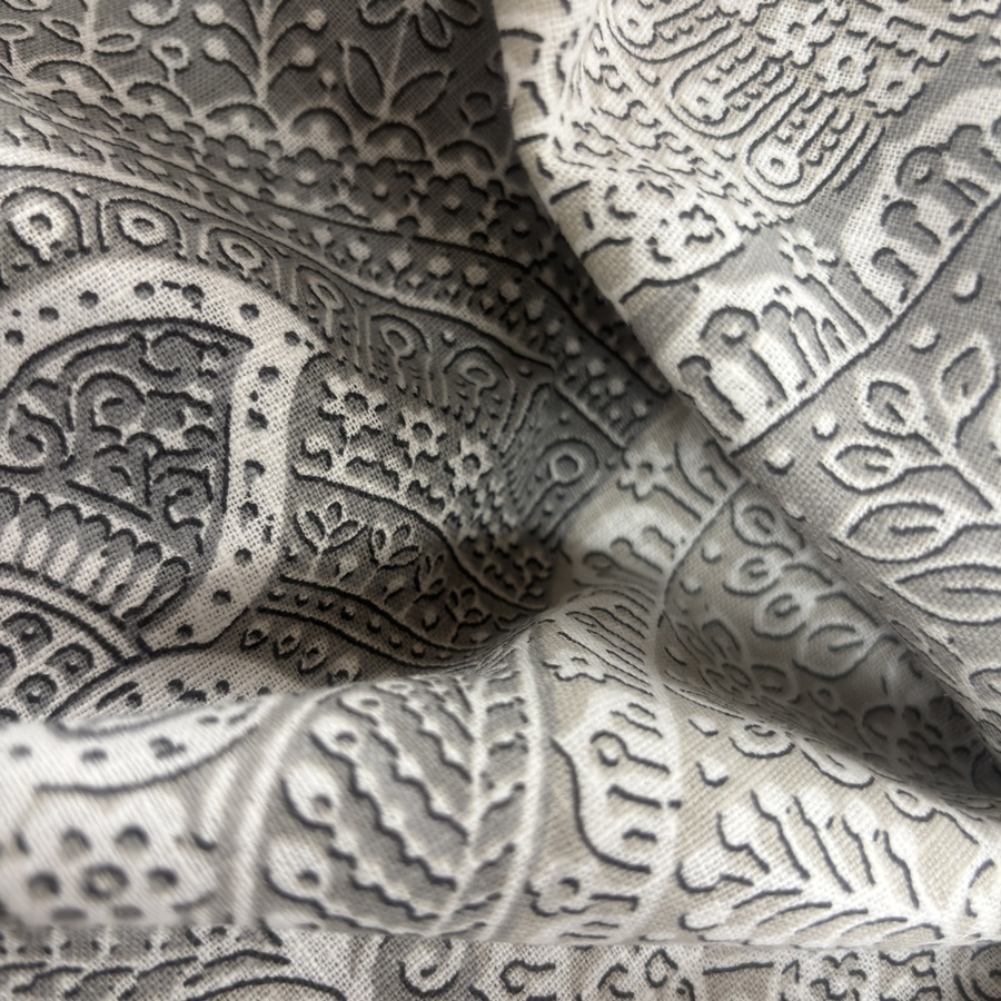Tissu coton ramie imprimé arabesque gris pour ameublement (4) Tissu coton ramie imprimé arabesque gris pour ameublement (4)