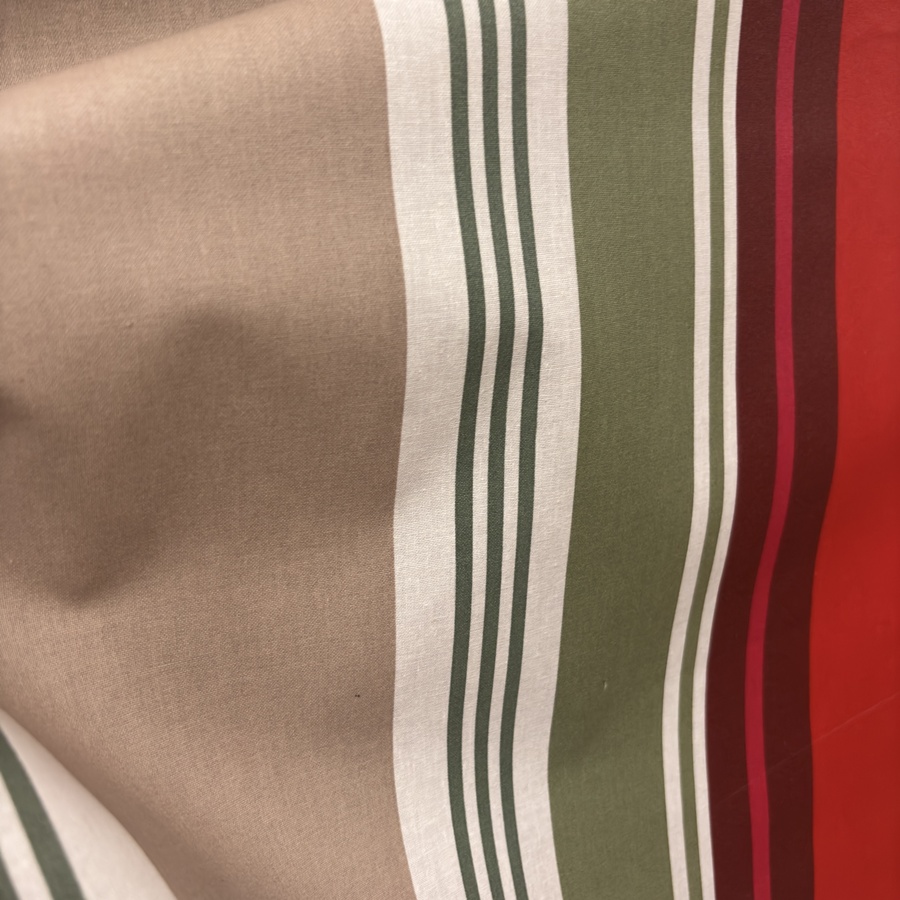 Tissu en coton enduit rouge et beige imprimé rayures (2) Tissu en coton enduit rouge et beige imprimé rayures (2)