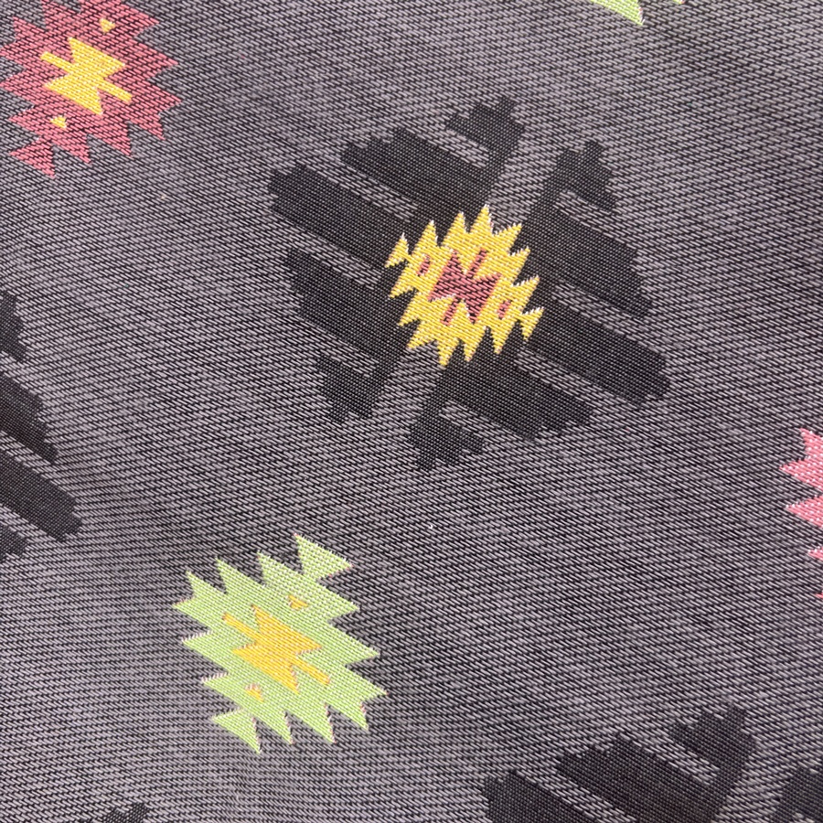 Tissu jacquard gris foncé à motif en relief (2) Tissu jacquard gris foncé à motif en relief (2)