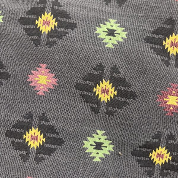 Tissu jacquard gris foncé à motif en relief (1)