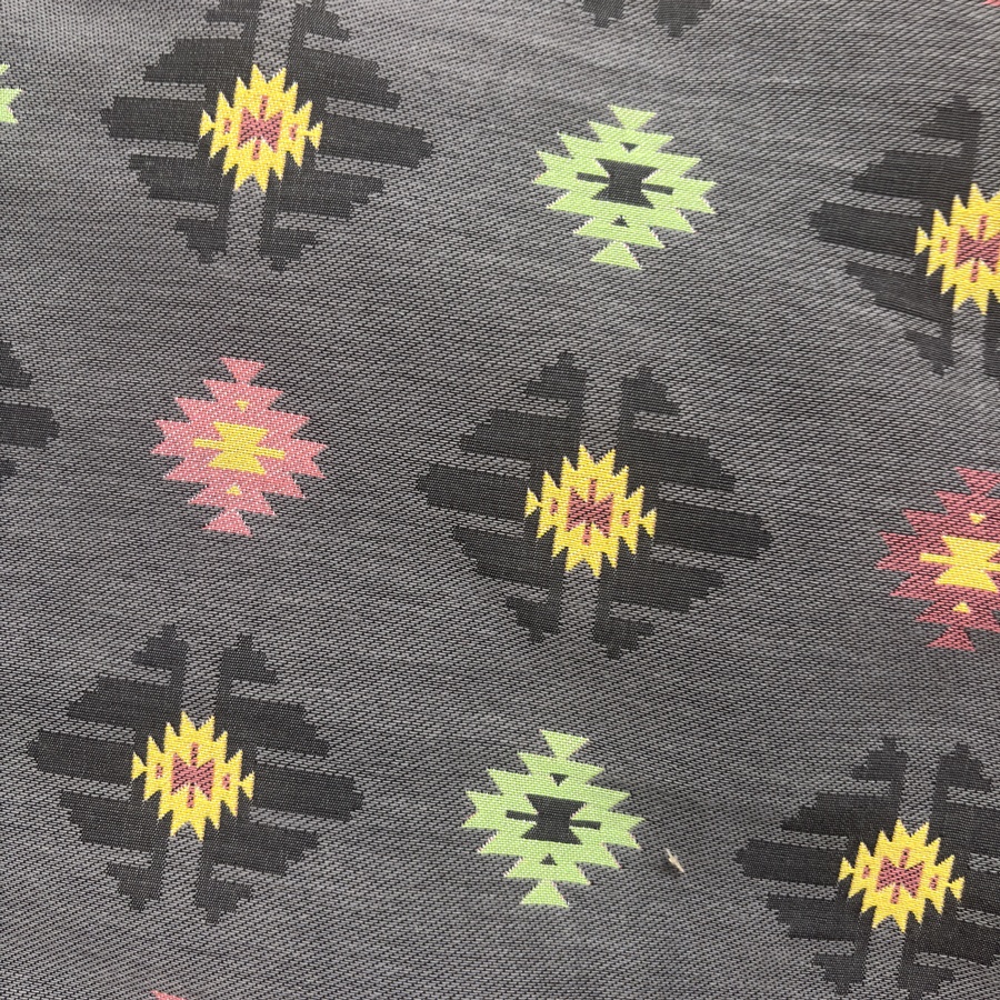 Tissu jacquard gris foncé à motif en relief (1) Tissu jacquard gris foncé à motif en relief (1)