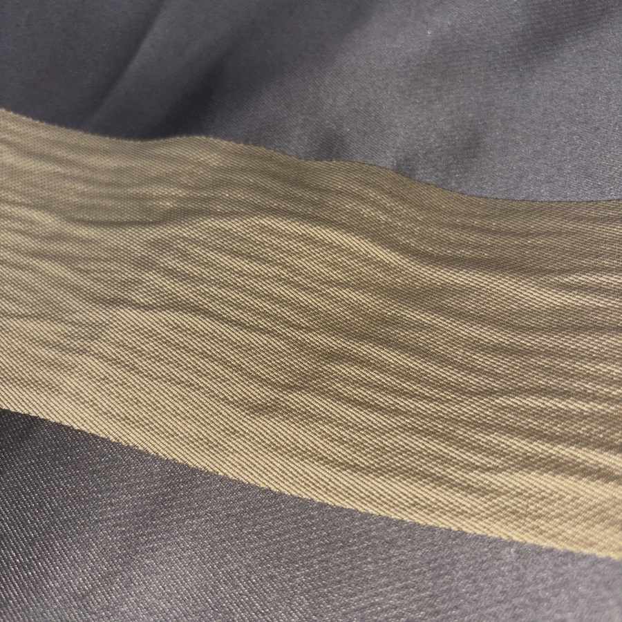 Tissu taffetas à rayure taupe et anthracite pour ameublement (2) Tissu taffetas à rayure taupe et anthracite pour ameublement (2)