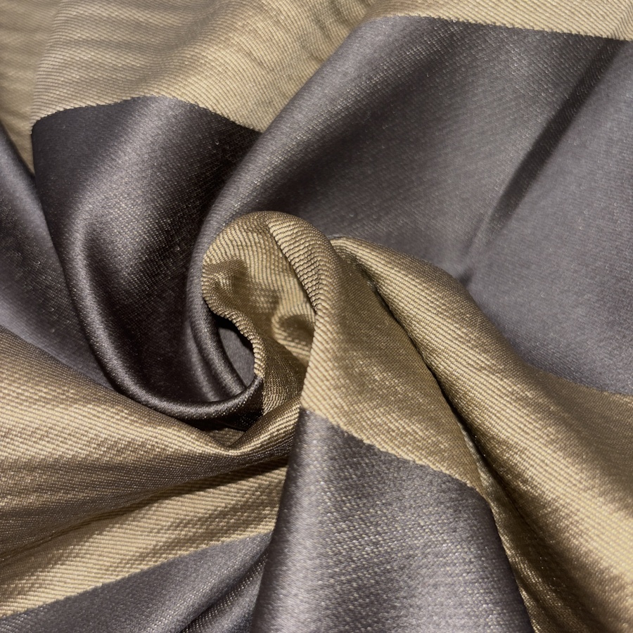 Tissu taffetas à rayure taupe et anthracite pour ameublement (3) Tissu taffetas à rayure taupe et anthracite pour ameublement (3)