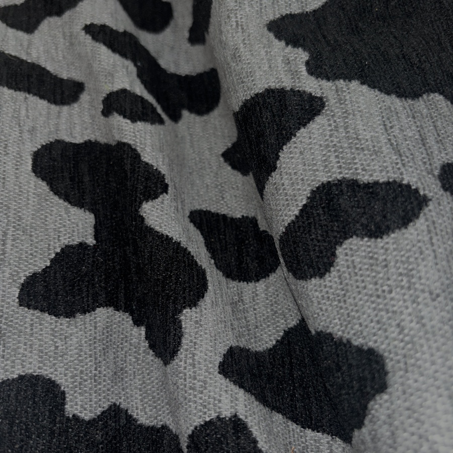 Tissu velours imprimé animalier gris et noir - Largeur 280 centimètres (3) Tissu velours imprimé animalier gris et noir - Largeur 280 centimètres (3)