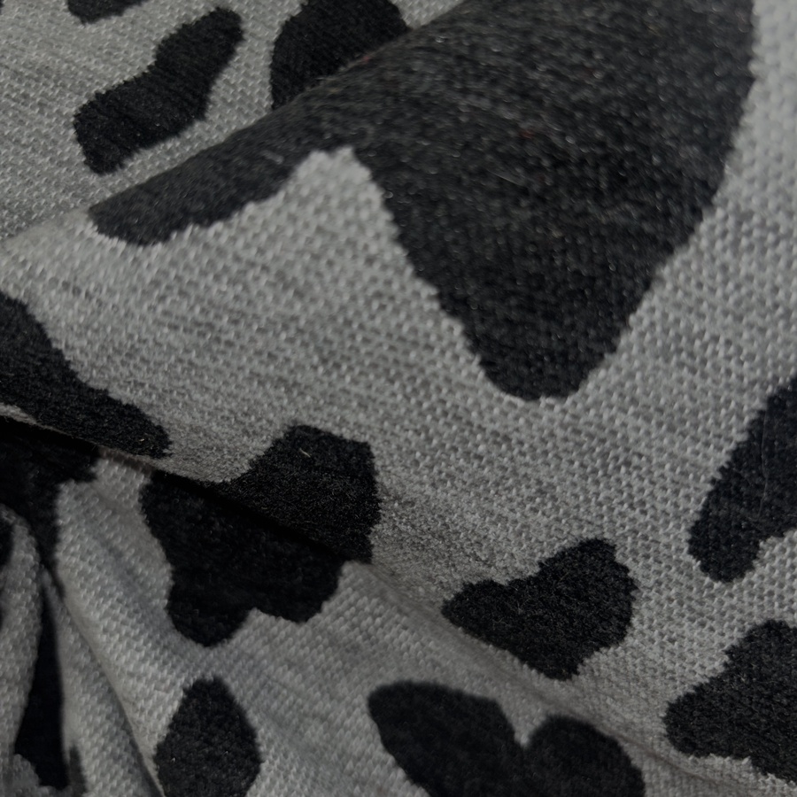 Tissu velours imprimé animalier gris et noir - Largeur 280 centimètres (4) Tissu velours imprimé animalier gris et noir - Largeur 280 centimètres (4)