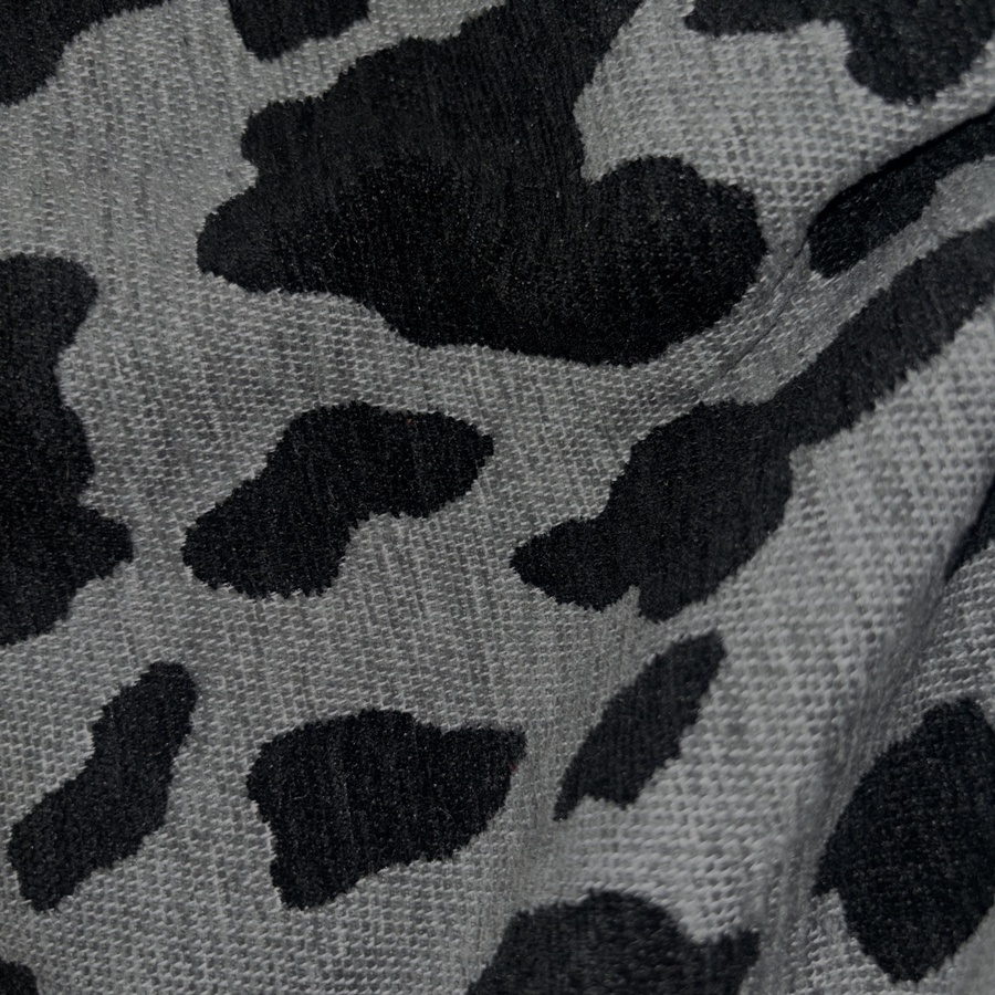 Tissu velours imprimé animalier gris et noir - Largeur 280 centimètres (5) Tissu velours imprimé animalier gris et noir - Largeur 280 centimètres (5)